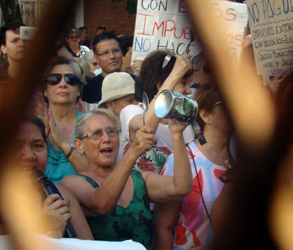 RECLAMO DE VECINOS DE RESISTENCIA POR EL "IMPUESTAZO" MUNICIPAL. 11-02-20. FABIÁN MALDONADO