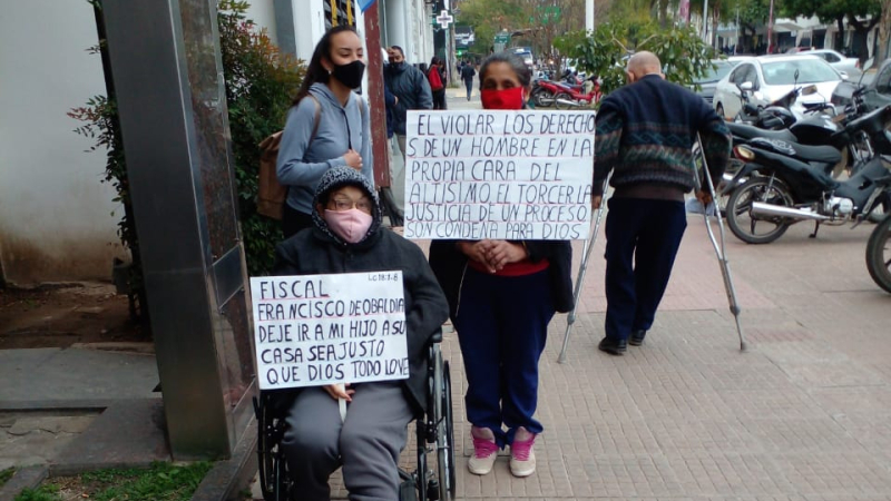 Una mujer discapacitada pide frente a la Fiscalía por la libertad de su hijo