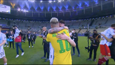 El consuelo de Lionel Messi a Neymar tras ganar la Copa América