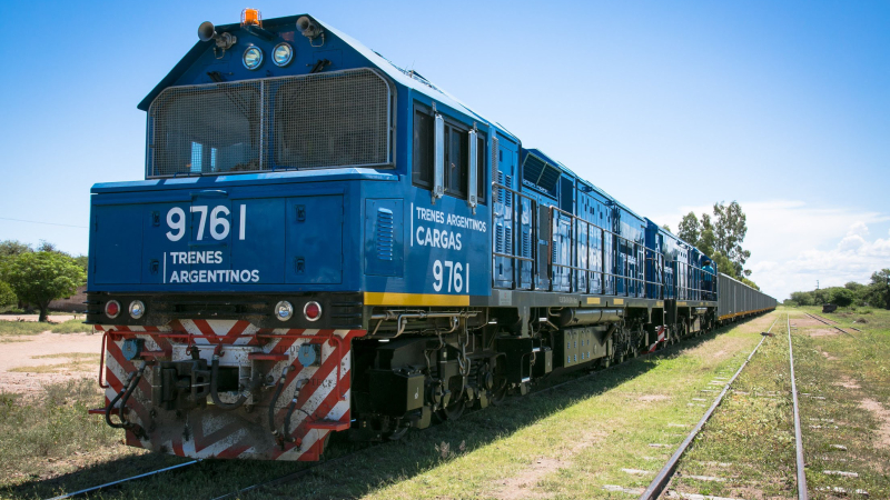 Un adolescente murió al caerse de un tren en marcha en Fontana