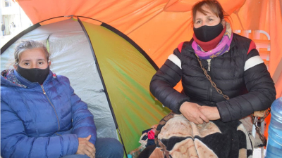 Familiares de un detenido acampan frente a los tribunales