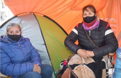 Familiares de un detenido acampan frente a los tribunales