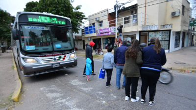 El caos cotidiano borró las paradas de colectivo en el corredor céntrico