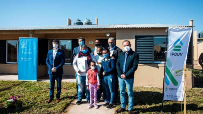 Capitanich y Ferraresi entregaron casas a 50 familias de Colonia Elisa