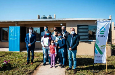 Capitanich y Ferraresi entregaron casas a 50 familias de Colonia Elisa