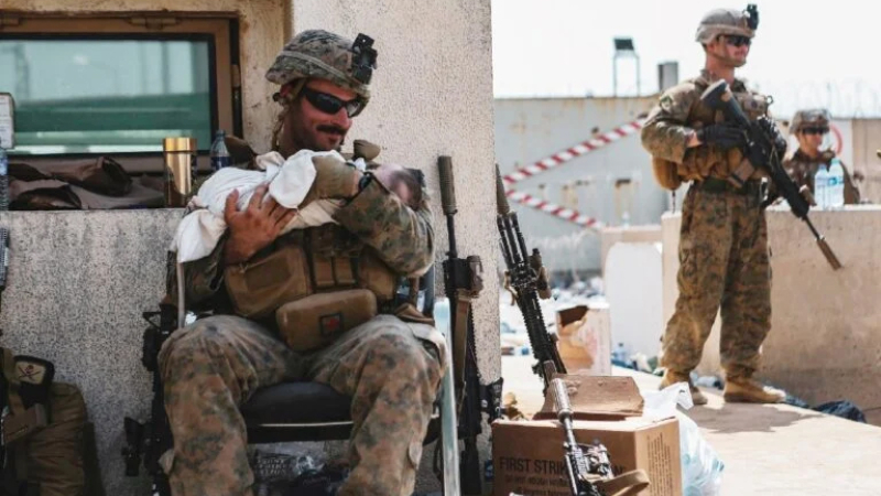 Soldado acuna con amor a un bebé dentro del aeropuerto de Kabul
