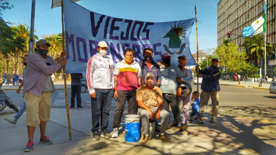 La actividad de los “moreneros” en crisis por la sequía y la veda pesquera