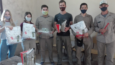 Alumnos de la Escuela Agropecuaria de Charata recibieron elementos para actividades apícolas