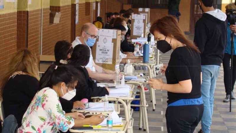 Confirmaron 46 muertes y 930 contagios, la cifra más baja del año