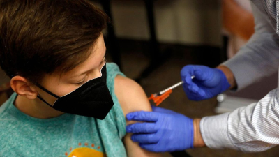 Comenzaron a inmunizar con Pfizer a menores priorizados