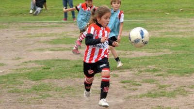 Es futbolista, tiene 8 años y ya firmó un contrato con una empresa de indumentaria