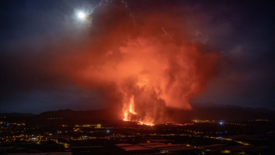 El volcán de La Palma: se rompió el cono, se suman nuevos focos y cerró el aeropuerto local
