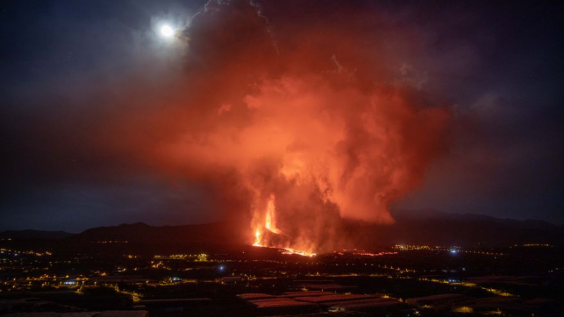 El volcán de La Palma: se rompió el cono, se suman nuevos focos y cerró el aeropuerto local