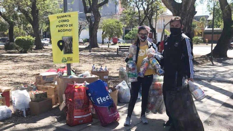 Botellas de amor, una lucha diaria para reciclar plásticos de un solo uso