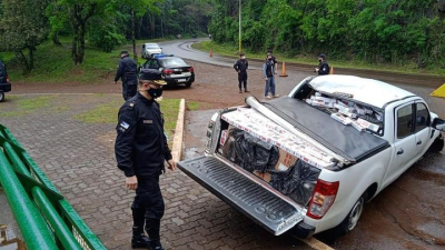 Con camioneta robada y repleta de cigarrillos, casi provoca una tragedia