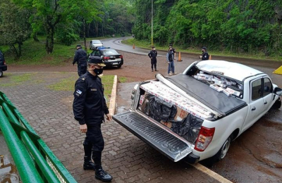 Con camioneta robada y repleta de cigarrillos, casi provoca una tragedia
