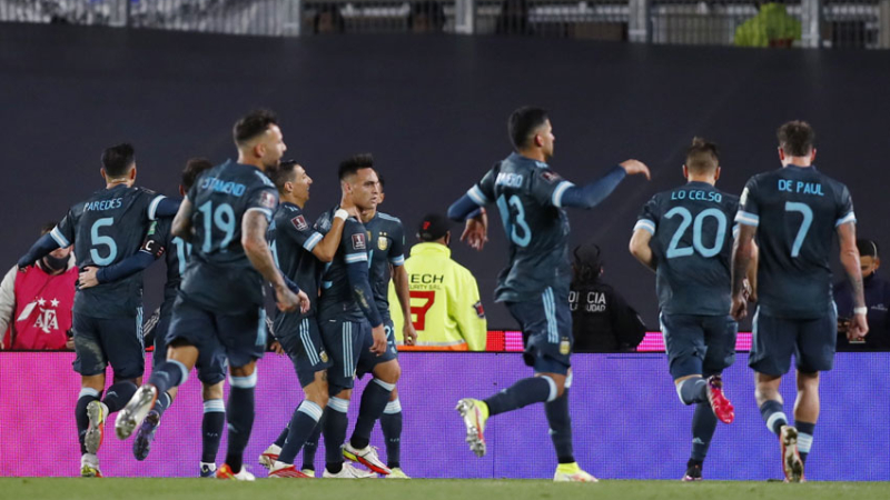 Argentina le gana a Perú en el Monumental