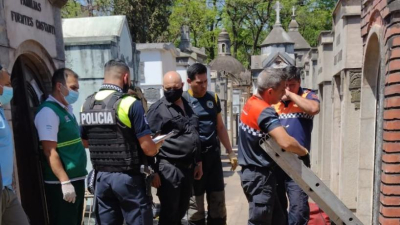 "Se equivocó de nicho": Sandra fue al cementerio a visitar a su madre y cayó a un foso