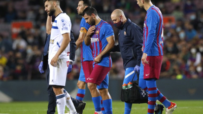 Agüero y un golpe que preocupa a todos: fue retirado en ambulancia del Camp Nou
