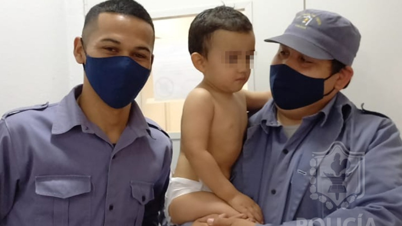 Policías héroes: salvaron a un bebé que convulsionó con maniobras de RCP