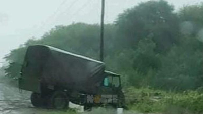Unimog militar que llevaba urnas a dos escuelas terminó en una zanja