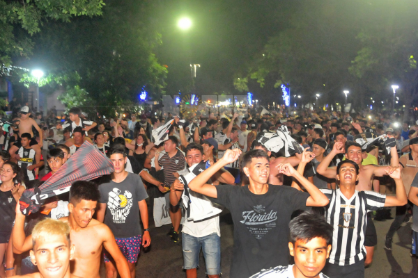 Alegría albinegra en las calles de Resistencia