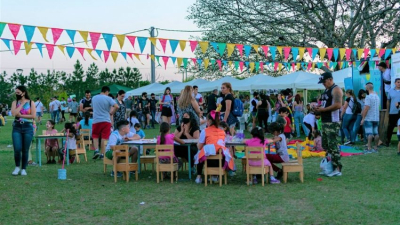 Música en vivo, gastronomía y postas de DNI en el Festival de la Democracia