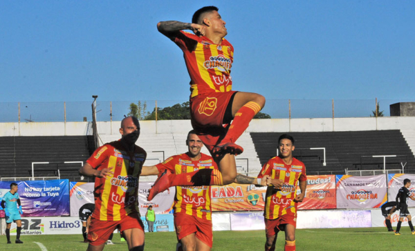 Gonzalo Cañete a puro festejo. Sarmiento le ganó el clásico a For Ever 1 a 0. MARCELO CACERES