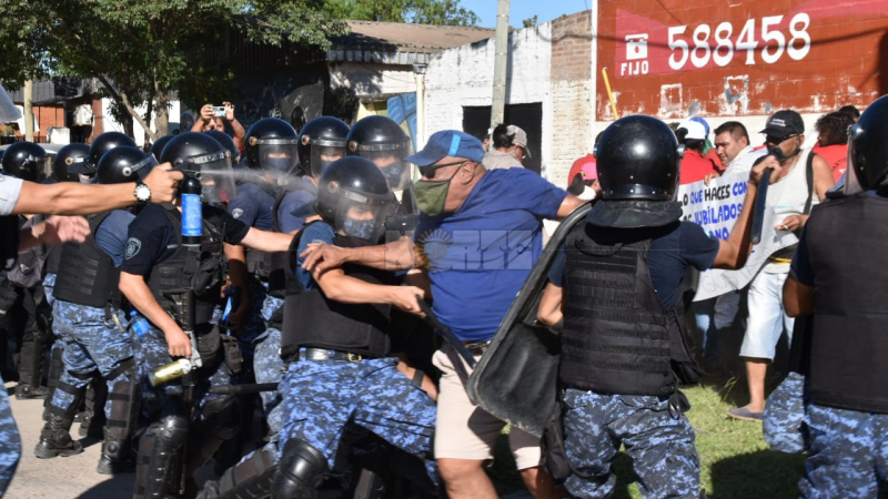 Reprimen a trabajadores comunales frente a la Terminal de Resistencia