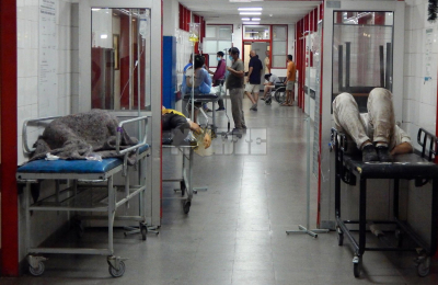 Proponen aumentar penas y multas de hasta $3 millones por agredir a médicos