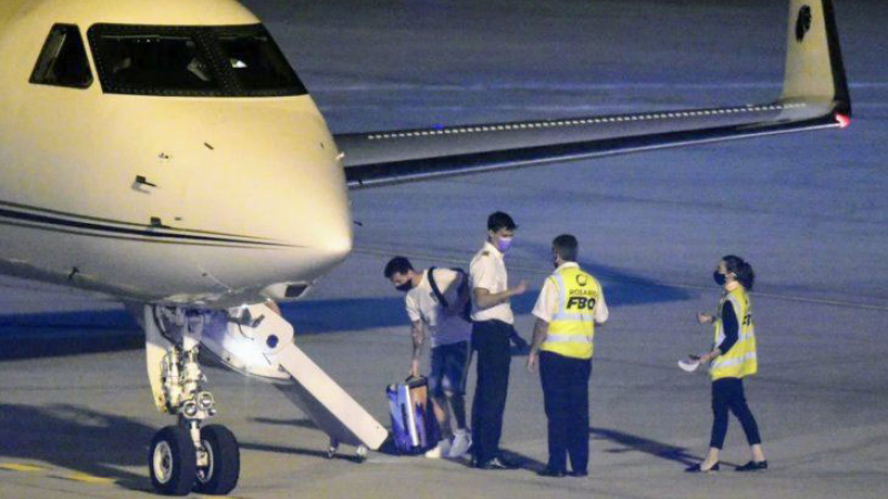 Messi dio negativo y partió a Francia en avión privado