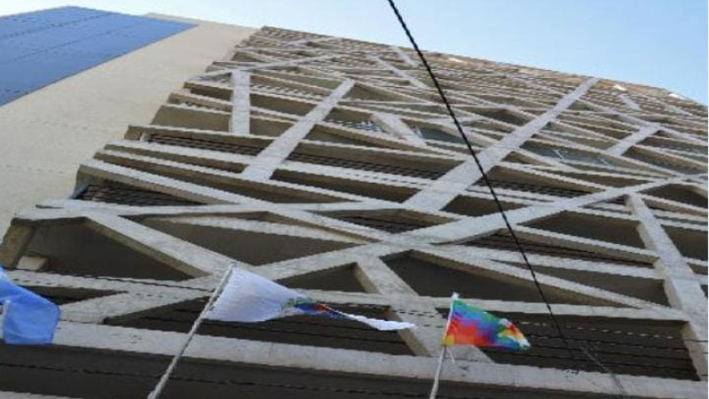 Miradas de reojo por edificio para diputados