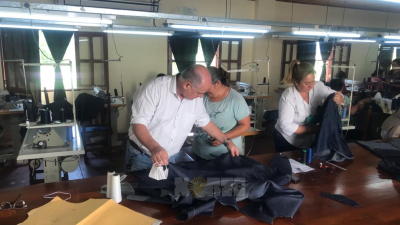 La textil Campo Largo produce camisas de jean