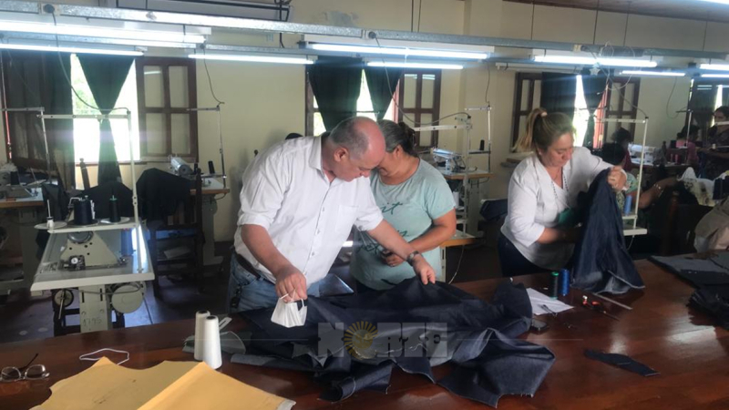 La textil Campo Largo produce camisas de jean