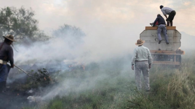 A caballo y en medio del fuego, exgobernador llamó a construir el futuro