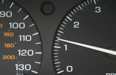 ¿Conviene conducir a bajas RPM?