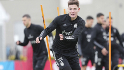 La "joya" Julián Álvarez integrará el ataque con La Pulga y Fideo