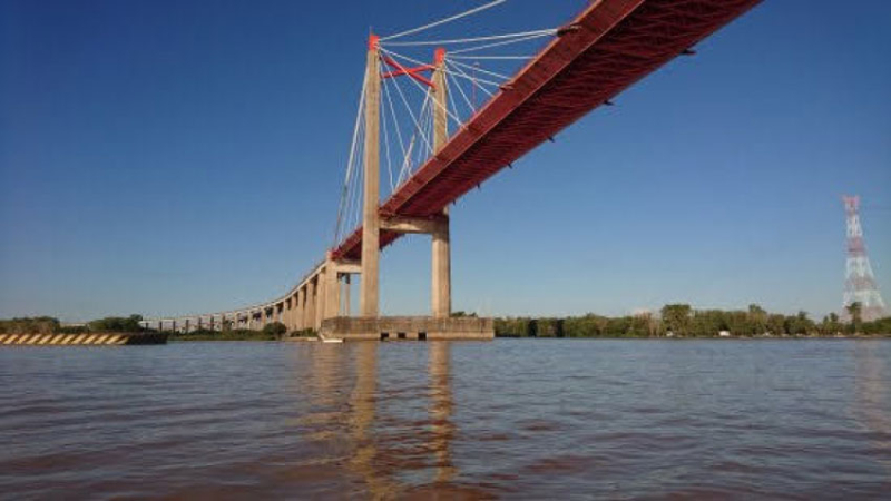 Buscan a dos hermanos que se arrojaron al río Paraná en Zárate