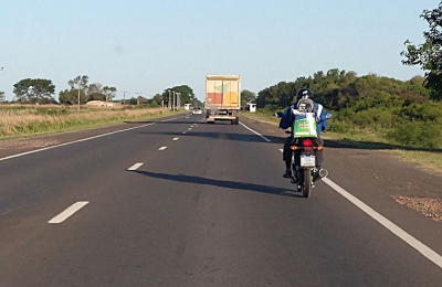 Transportistas y comerciantes piden que controlen motos y autos sin luces en las rutas