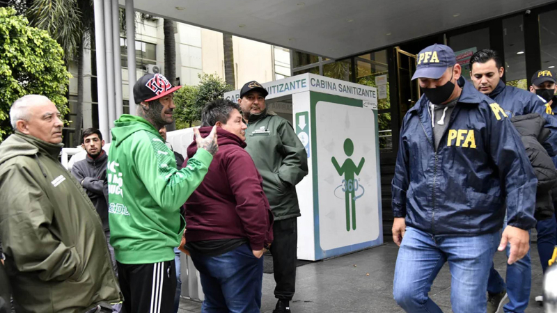 Allanaron la sede central de Camioneros por un bloqueo a una empresa mayorista