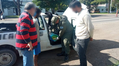Gendarmería detuvo a dos individuos que llevaban cocaína en la cabina de una camioneta