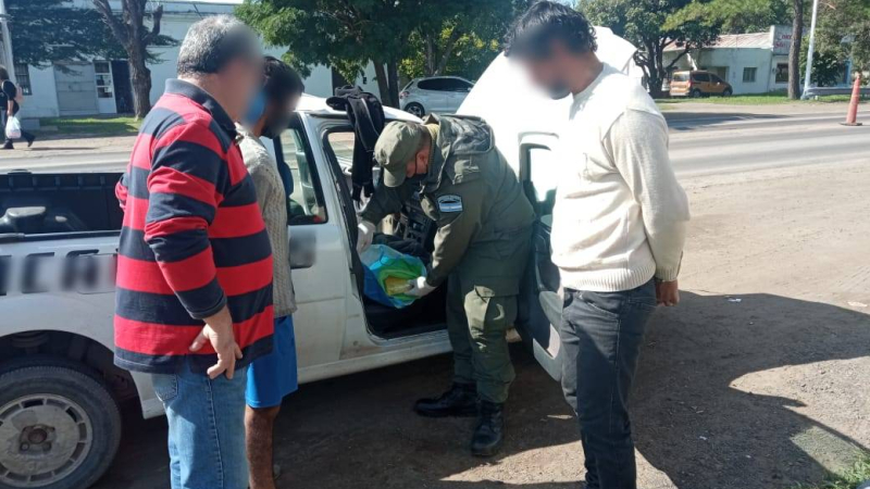 Gendarmería detuvo a dos individuos que llevaban cocaína en la cabina de una camioneta