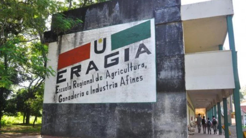 Corrientes: denunciaron a un profesor que obligó a los alumnos a estar parados en el Sol 4 horas