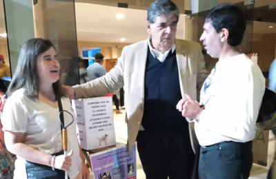 Perdió la vista y la audición, por lo que necesita una perra adiestrada
