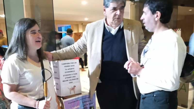 Perdió la vista y la audición, por lo que necesita una perra adiestrada