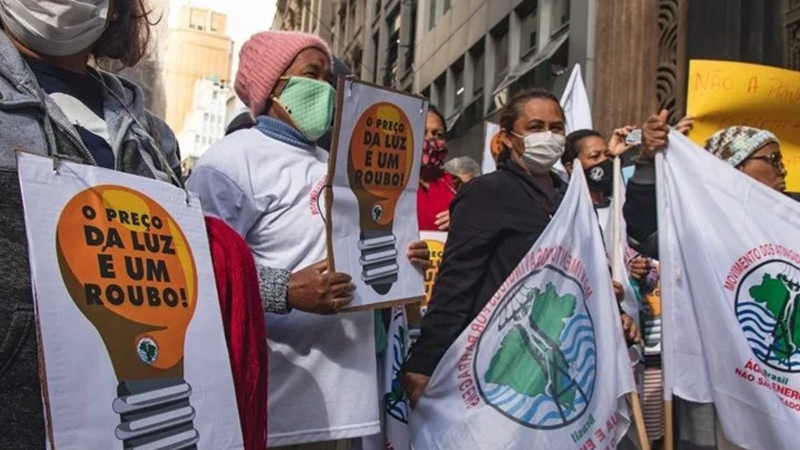 En medio de protestas, Bolsonaro privatizó la empresa energética Eletrobras