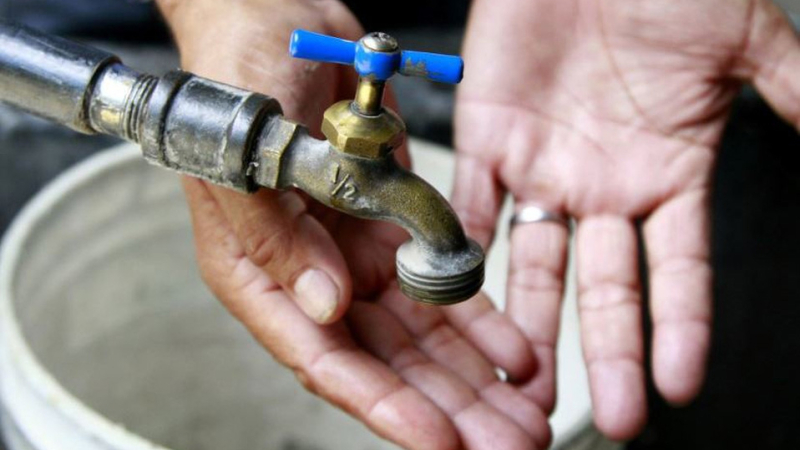 Vecinos de villa Juan de Garay sin agua potable hace tres días