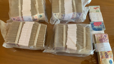 Fue a retirar sus ahorros y el banco le dio billetes de 100 pesos