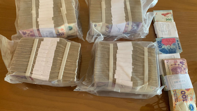 Fue a retirar sus ahorros y el banco le dio billetes de 100 pesos