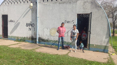 Isla del Cerrito: dramática situación de una familia que vive en un baño público